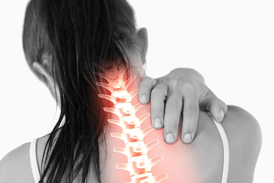 El dolor causado por la osteocondrosis de la columna torácica en las mujeres puede irradiarse al cuello. 