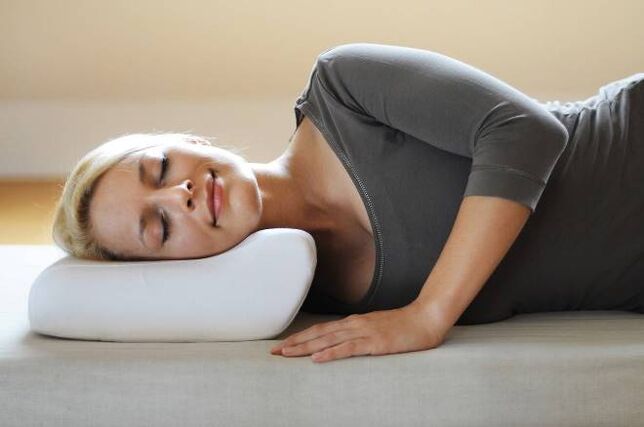 Dormir sobre almohadas ortopédicas como prevención de la enfermedad osteocondral cervical