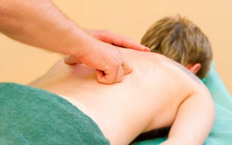 Masaje de pecho y espalda para tratar la osteocondrosis.