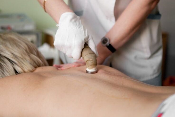 Procedimientos de fisioterapia para el tratamiento de la osteocondrosis torácica según lo prescrito por el médico tratante.