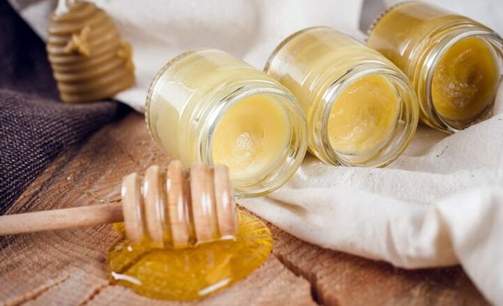 Puedes preparar ungüentos para el tratamiento de la osteocondrosis del tórax en casa.